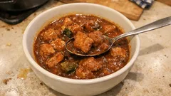 Domowy gulasz bez mąki i śmietany – sos robi się gęsty dzięki tartej cukinii