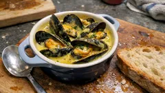 Cassolette z małżami w sosie curry – szybka, efektowna przystawka z piekarnika