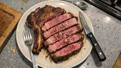 Côte de boeuf z planchy – soczysty stek z kością bez marynaty, krok po kroku