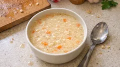 Zupa z płatkami owsianymi na delikatnym bulionie – kremowa i gotowa w 20 minut