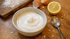 Lukier białkowy gęsty i śnieżnobiały – prosty przepis, który nie spływa z wypieków