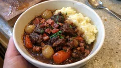 Wołowina po burgundzku krok po kroku – gulasz, który smakuje jeszcze lepiej następnego dnia