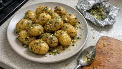 Ziemniaczki grelot w maśle czosnkowym i ziołach — pieczone w folii na grillu