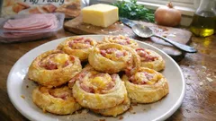 Ślimaczki z ciasta francuskiego z szynką i serem – chrupiąca przekąska z piekarnika