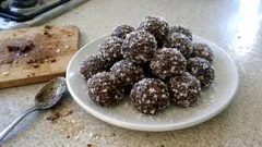 Kulki daktylowo-kokosowe z kakao – słodka przekąska bez cukru i bez pieczenia