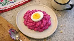 Jajko na twardo na buraczanym puree, tradycyjne polskie danie na talerzu.