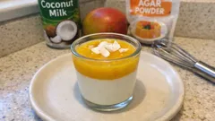 Wegańska panna cotta kokosowa z musem mango – kremowy deser bez żelatyny