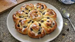 Brioszka chinois z kremem waniliowym i rodzynkami – miękka jak chmurka, z lukrem