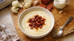 Velouté z kalafiora i chorizo – kremowa zupa z charakterem (Thermomix)