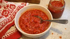 Gęsty sos ze świeżych pomidorów do słoików – z winem i ziołami, do makaronu i nie tylko