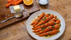 Glazurowana marchewka z masłem i pomarańczą – prosty dodatek do obiadu w 30 minut
