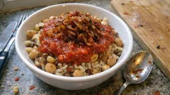 Koshari w misce, egipskie danie z ryżem, soczewicą, makaronem, sosem pomidorowym i cebulą.