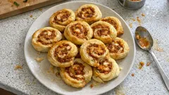 Roladki z ciasta francuskiego z tuńczykiem i serkiem – chrupiąca przekąska z piekarnika