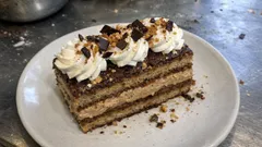 Tort suprême z kremem mousseline pralinowym – wygląda jak z cukierni, zrobisz go w domu