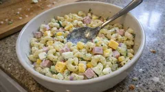 Sałatka makaronowa na imprezę – kremowy sos z miodem i koperkiem robi różnicę