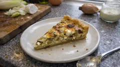 Quiche z endywią i kozim serem – kremowe nadzienie, kruchy spód i prosty sposób