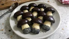 Kruche ciasteczka grzybki z patelni – klasyk z PRL z czekoladą i makiem