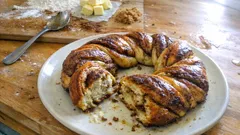 Wieniec cynamonowy z ciasta drożdżowego – pleciony wypiek, który zawsze się udaje