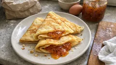 Cienkie naleśniki z dżemem morelowym i siemieniem lnianym – szybkie, a zawsze miękkie