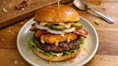 Domowy burger Drwala z panierowanym serem i boczkiem – krok po kroku, jak w sezonie