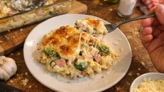 Zapiekanka makaronowa z brokułem i szynką – kremowa, sycąca i zawsze wychodzi