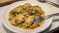 Gulasz po francusku z kurczaka: kremowy sos ze śmietaną, boczkiem i groszkiem