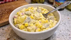 Śledzie po hawajsku z ananasem i curry – sałatka, którą zrobisz dzień wcześniej