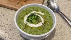 Zupa krem z brokułów i cukinii – prosta, gładka i intensywnie zielona