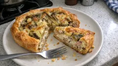 Tarta z cykorią i tuńczykiem na cieście francuskim – prosta i sycąca na obiad