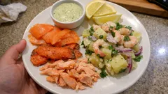 Assiette nordique: talerz z wędzonym łososiem, sałatką ziemniaczaną i sosem gravlax