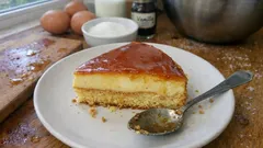 Biscoflan z karmelem – waniliowy flan i puszysty biszkopt, który zawsze robi wrażenie