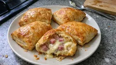 Francuskie sakiewki z ciasta francuskiego z szynką, serem i beszamelem – chrupiące i proste