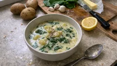 Szybka zupa szpinakowa na rosole z ziemniakami – kremowa i gotowa w tygodniu