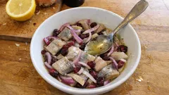 Śledzie w oleju z czerwoną cebulą i żurawiną – prosta przystawka, która „dochodzi” w lodówce