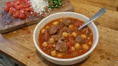 Mermez: tunezyjski gulasz z cielęciny i ciecierzycy w pomidorowym sosie