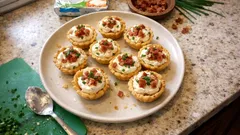 Mini tartaletki z Kiri, boczkiem i szczypiorkiem – szybka przekąska na imprezę