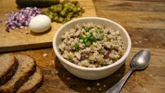 Awanturka z leszcza z puszki – szybka pasta kanapkowa z ogórkiem kiszonym