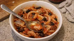 Śledzie po kaszubsku – słodko-kwaśna marynata z cebulą, najlepsze na drugi dzień