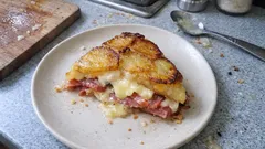 Tartiflette façon tatin: odwrócona tarta z ziemniakami i ciągnącym raclette