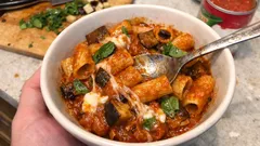 Penne z bakłażanem i mozzarellą w gęstym sosie pomidorowym