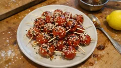 Pomidorki koktajlowe w karmelu z sezamem – chrupiące „lizaki” na imprezę