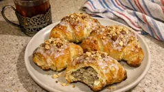 Rogale świętomarcińskie w domu: warstwowe ciasto i słodkie nadzienie z białego maku