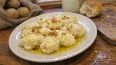 Puszyste kluski ziemniaczane jak u babci – prosty patent z czerstwą bułką