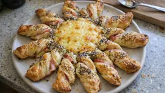 Słoneczko z ciasta francuskiego z szynką i serem – efektowna przekąska do odrywania