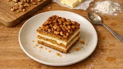 Orzechowiec z miodowymi blatami i kremem grysikowym – mięknie z dnia na dzień