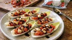 Chrupiące łódeczki z endywii z pomidorami i mozzarellą – szybka przekąska bez gotowania