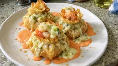 Sakiewki z ciasta filo z krewetkami i przegrzebkami – z kremowym fondue z pora