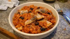 Śledzie po grecku z rodzynkami – prosta przystawka, która najlepiej smakuje po 3 dniach