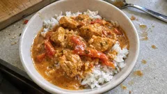 Curry z indyka z papryką i mlekiem kokosowym – kremowy obiad z patelni w 15 minut