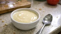 Coulis z białej czekolady z wanilią – gładki sos do deserów z 4 składników